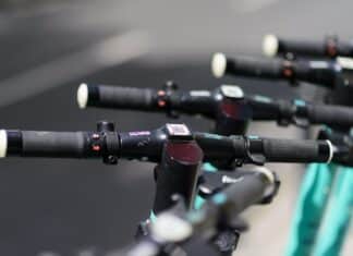 Schwerer E-Scooter-Unfall in Spittal/Drau: 28-Jähriger mit Rettungshubschrauber abtransportiert