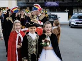 „Drei! Drei“: Das Kinderprinzenpaar eröffnet die Faschingssaison in Arnoldstein!