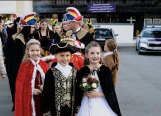 „Drei! Drei“: Das Kinderprinzenpaar eröffnet die Faschingssaison in Arnoldstein!
