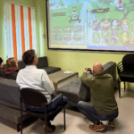 Weihnachtszauber im Jugendservice: Stadtrat Christoph Staudacher sorgt für strahlende Gesichter