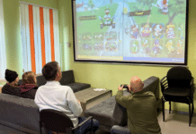 Weihnachtszauber im Jugendservice: Stadtrat Christoph Staudacher sorgt für strahlende Gesichter