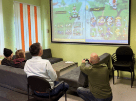 Weihnachtszauber im Jugendservice: Stadtrat Christoph Staudacher sorgt für strahlende Gesichter