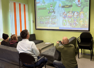 Weihnachtszauber im Jugendservice: Stadtrat Christoph Staudacher sorgt für strahlende Gesichter