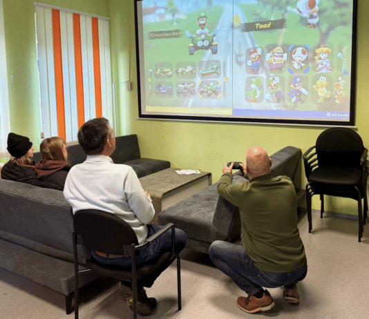 Weihnachtszauber im Jugendservice: Stadtrat Christoph Staudacher sorgt für strahlende Gesichter