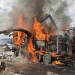 Holzhäcksler- LKW in Vollbrand: Feuerwehren verhindern größere Schäden