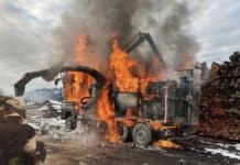 Holzhäcksler- LKW in Vollbrand: Feuerwehren verhindern größere Schäden