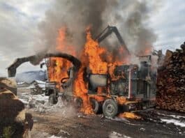 Holzhäcksler- LKW in Vollbrand: Feuerwehren verhindern größere Schäden