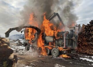 Holzhäcksler- LKW in Vollbrand: Feuerwehren verhindern größere Schäden