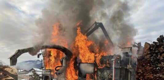 Holzhäcksler- LKW in Vollbrand: Feuerwehren verhindern größere Schäden