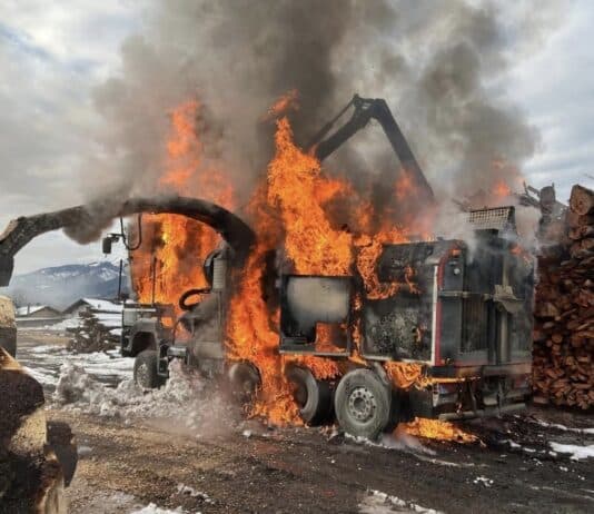 Holzhäcksler- LKW in Vollbrand: Feuerwehren verhindern größere Schäden