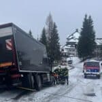Schnelles Eingreifen der Feuerwehren verhindert Unfallfolgen: LKW drohte über steile Böschung abzustürzen