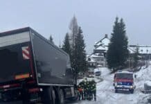 Schnelles Eingreifen der Feuerwehren verhindert Unfallfolgen: LKW drohte über steile Böschung abzustürzen