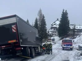 Schnelles Eingreifen der Feuerwehren verhindert Unfallfolgen: LKW drohte über steile Böschung abzustürzen