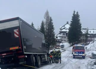 Schnelles Eingreifen der Feuerwehren verhindert Unfallfolgen: LKW drohte über steile Böschung abzustürzen