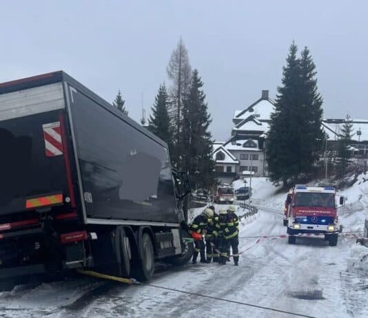 Schnelles Eingreifen der Feuerwehren verhindert Unfallfolgen: LKW drohte über steile Böschung abzustürzen