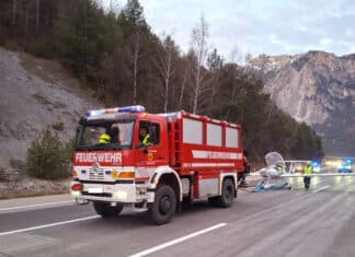 Außergewöhnlicher Einsatz: Notlandung eines Kleinflugzeugs auf der A2 Südautobahn