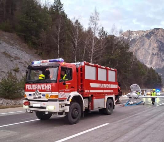 Außergewöhnlicher Einsatz: Notlandung eines Kleinflugzeugs auf der A2 Südautobahn