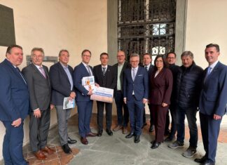 Ganz Treffen gegen die 380-kV-Leitung nahe den Siedlungsgebieten: Bürgerinitiative hat heute Kärntner Landtag 751 Unterschriften übergeben