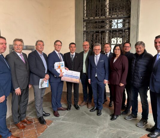 Ganz Treffen gegen die 380-kV-Leitung nahe den Siedlungsgebieten: Bürgerinitiative hat heute Kärntner Landtag 751 Unterschriften übergeben