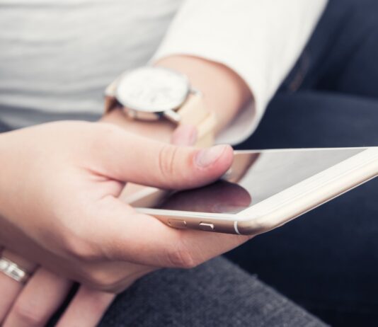 Gefährliche SMS-Falle: Online-Betrug kostet Frau mehrere zehntausend Euro!