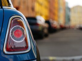 Silvester-Alarm: Wer zahlt bei Böller- und Raketenschäden an Fahrzeugen?