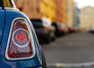 Silvester-Alarm: Wer zahlt bei Böller- und Raketenschäden an Fahrzeugen?