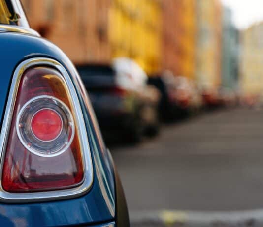 Silvester-Alarm: Wer zahlt bei Böller- und Raketenschäden an Fahrzeugen?