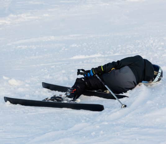 Fahrerflucht am Nassfeld: 35-Jährige bei Zusammenstoß verletzt