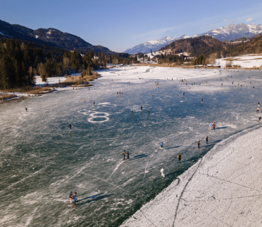 Die letzten Ferientage sportlich nutzen: Ca. 2 Kilometer Natureis am Weissensee laden zum Genießen!