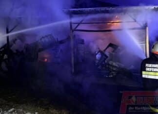 Geräteschuppen in Vollbrand: Aufmerksamer Nachbar alarmiert Einsatzkräfte