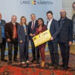 Scheckübergabe für einen guten Zweck