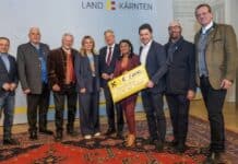 Scheckübergabe für einen guten Zweck