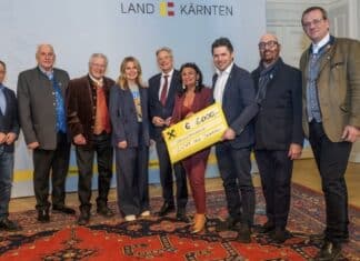 Scheckübergabe für einen guten Zweck