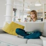 Online einkaufen, später zahlen: Höhere Ausgaben bei Konsument:innen – welche Gefahren drohen?