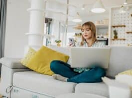 Online einkaufen, später zahlen: Höhere Ausgaben bei Konsument:innen – welche Gefahren drohen?