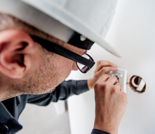 Firma zahlte Taggelder und Überstunden nicht: AK Kärnten holte 9.500 Euro für Monteur