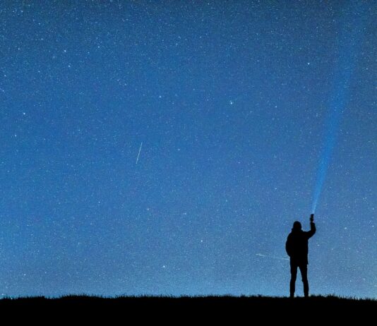Ein Jahr voller Sternenwünsche: Glitzernde Sternschnuppen verzaubern den Nachthimmel 2026