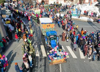 „Die Pittersberger“ kamen: Buntes Faschingstreiben beim sechsten Laaser Faschingsumzug