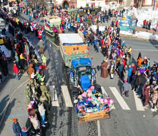 „Die Pittersberger“ kamen: Buntes Faschingstreiben beim sechsten Laaser Faschingsumzug