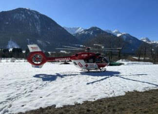 Schwerer Unfall auf der B111: Auto überschlug sich nach Frontalkollision