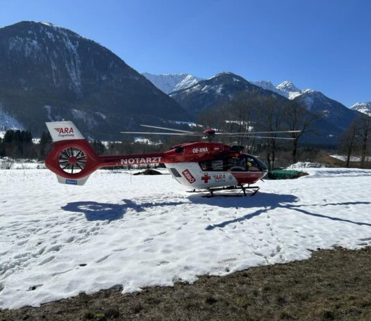 Schwerer Unfall auf der B111: Auto überschlug sich nach Frontalkollision