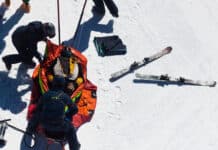 Hilfeleistung endet im Spital: Skifahrer bei Unfall verletzt – Fahrerflucht