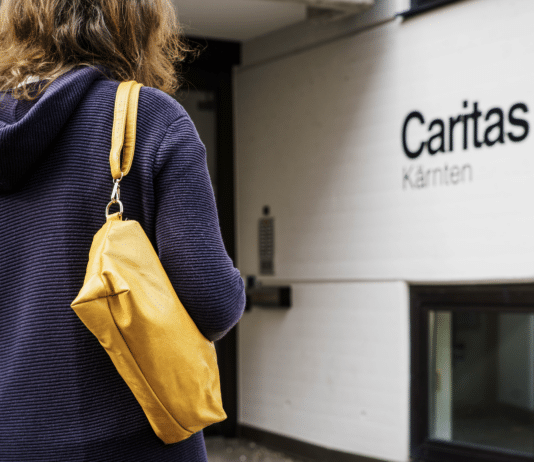 Eine Frau steht auf – trotz allem: Caritas macht zum Weltfrauentag auf Frauen in Not aufmerksam