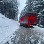Schnee sorgt für LKW-Unfall auf Kreuzner Landesstraße – inzwischen wieder befahrbar
