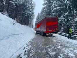 Schnee sorgt für LKW-Unfall auf Kreuzner Landesstraße – inzwischen wieder befahrbar