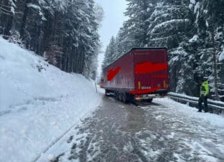 Schnee sorgt für LKW-Unfall auf Kreuzner Landesstraße – inzwischen wieder befahrbar