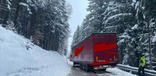 Schnee sorgt für LKW-Unfall auf Kreuzner Landesstraße – inzwischen wieder befahrbar