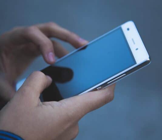 Starke Konkurrenz durch Messengerdienste: Weniger Telefonate mit Festnetztelefon und Handy