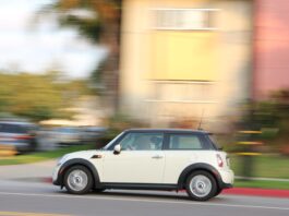 Vorsicht, Schlagloch: Wer haftet bei einem Fahrzeugschaden?