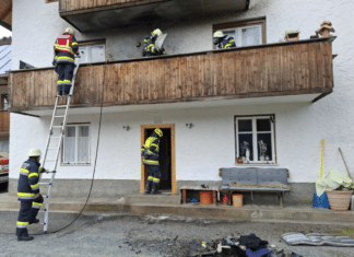 Balkonbrand in Kraschach: Großaufgebot der Feuerwehr verhindert Ausbreitung der Flammen